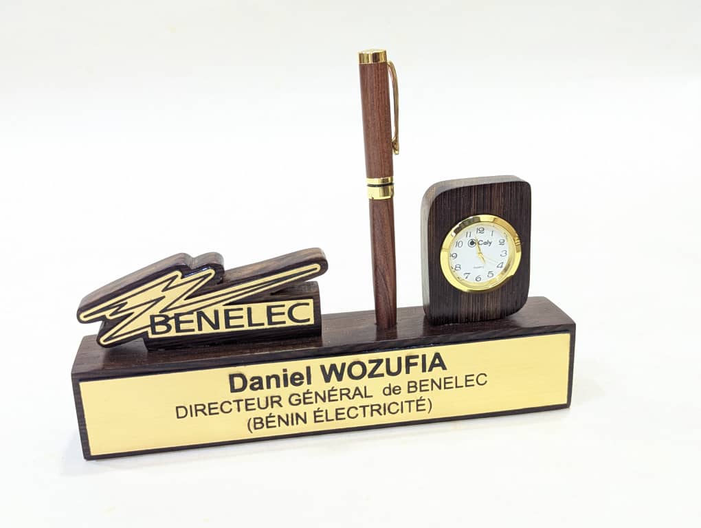 Socle-trophée avec horloge et stylo